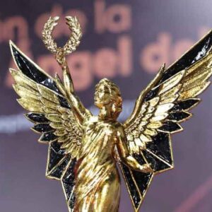 Puebla se viste de gala: será la histórica sede de la 11. ª edición de los galardones ángel del turismo 2026 la revista del sureste mx Estatuilla Dorada De Los Galardones Ángel Del Turismo Con Alas Extendidas Y Una Corona De Laureles, Destacando Que Puebla Será La Histórica Sede De Su 11.ª Edición En 2026.