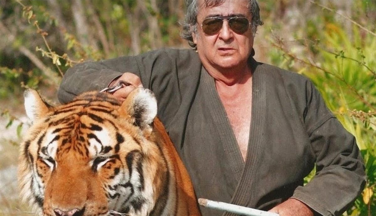 Fotografía De Archivo De José Juárez Gil, Conocido Como &Amp;Quot;Pepe Tigre&Amp;Quot;, Posando Al Aire Libre Junto A Un Tigre De Gran Tamaño.