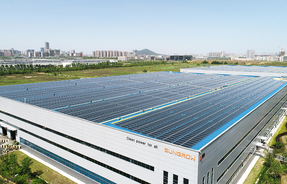 Tlaxcala sí existe para la china: sungrow proyecta 2 mil 164 mdp en una granja solar la revista del sureste mx Vista Aérea De Una Gran Planta De Paneles Solares Instalados En El Techo De Una Gran Nave Industrial Con El Logotipo De Sungrow.
