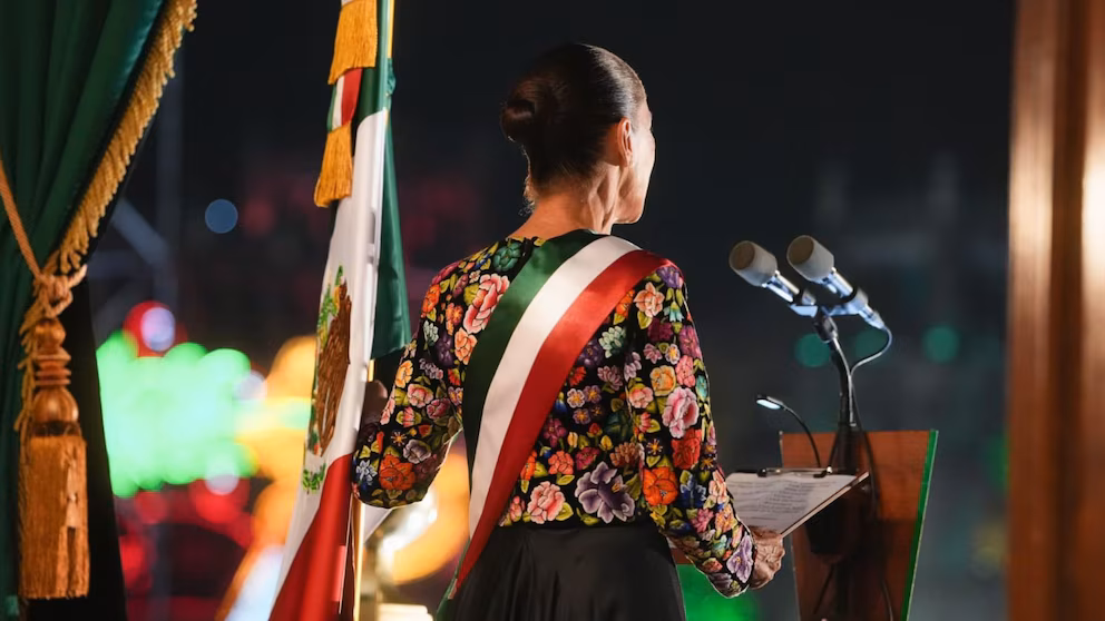 Claudia Sheinbaum Pardo Saluda Desde El Balcón Central De Palacio Nacional Portando El Vestido Bordado Por Artesanas Muxe.