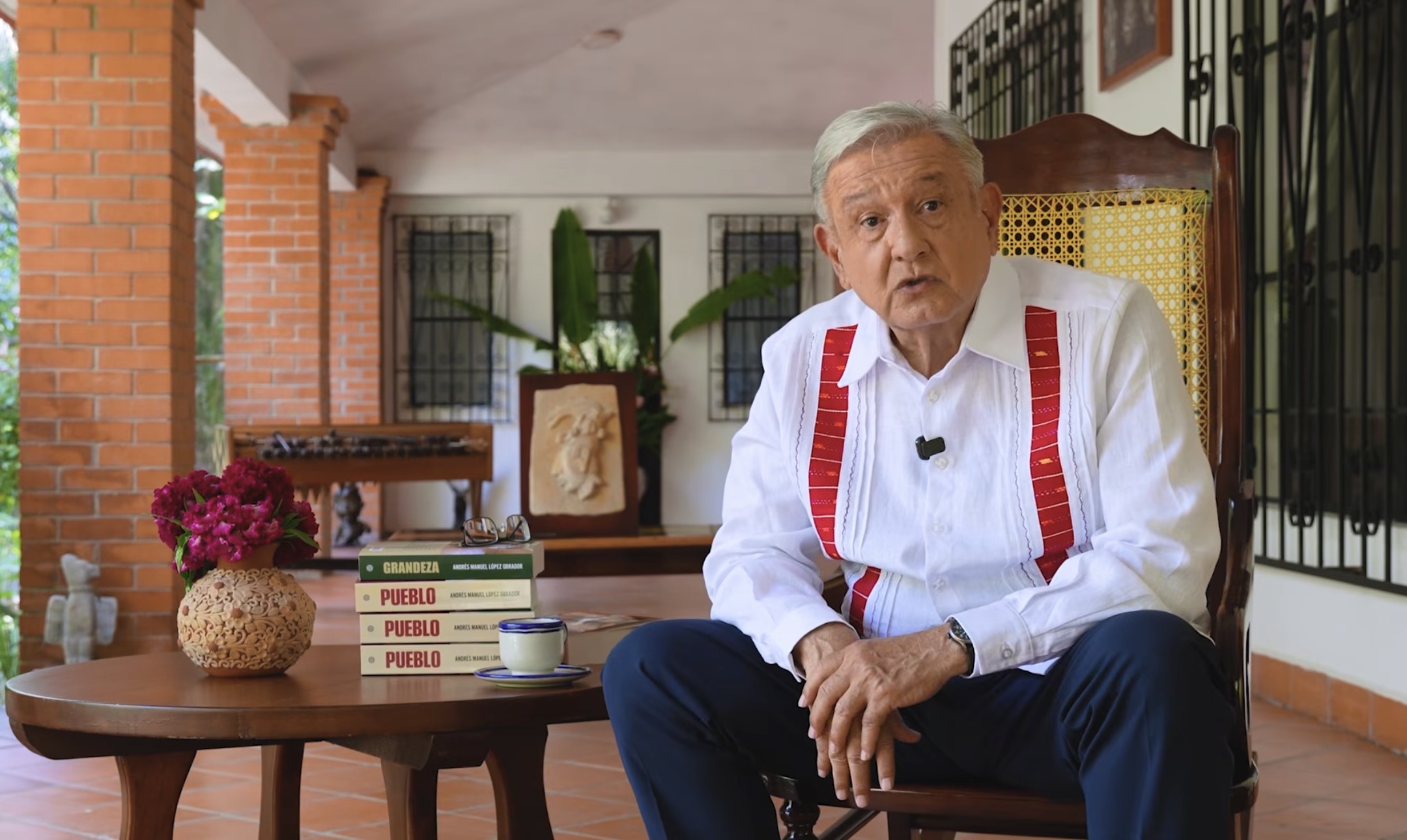 Andrés Manuel López Obrador Con Su Libro Pueblo Durante Su Mensaje Desde Palenque