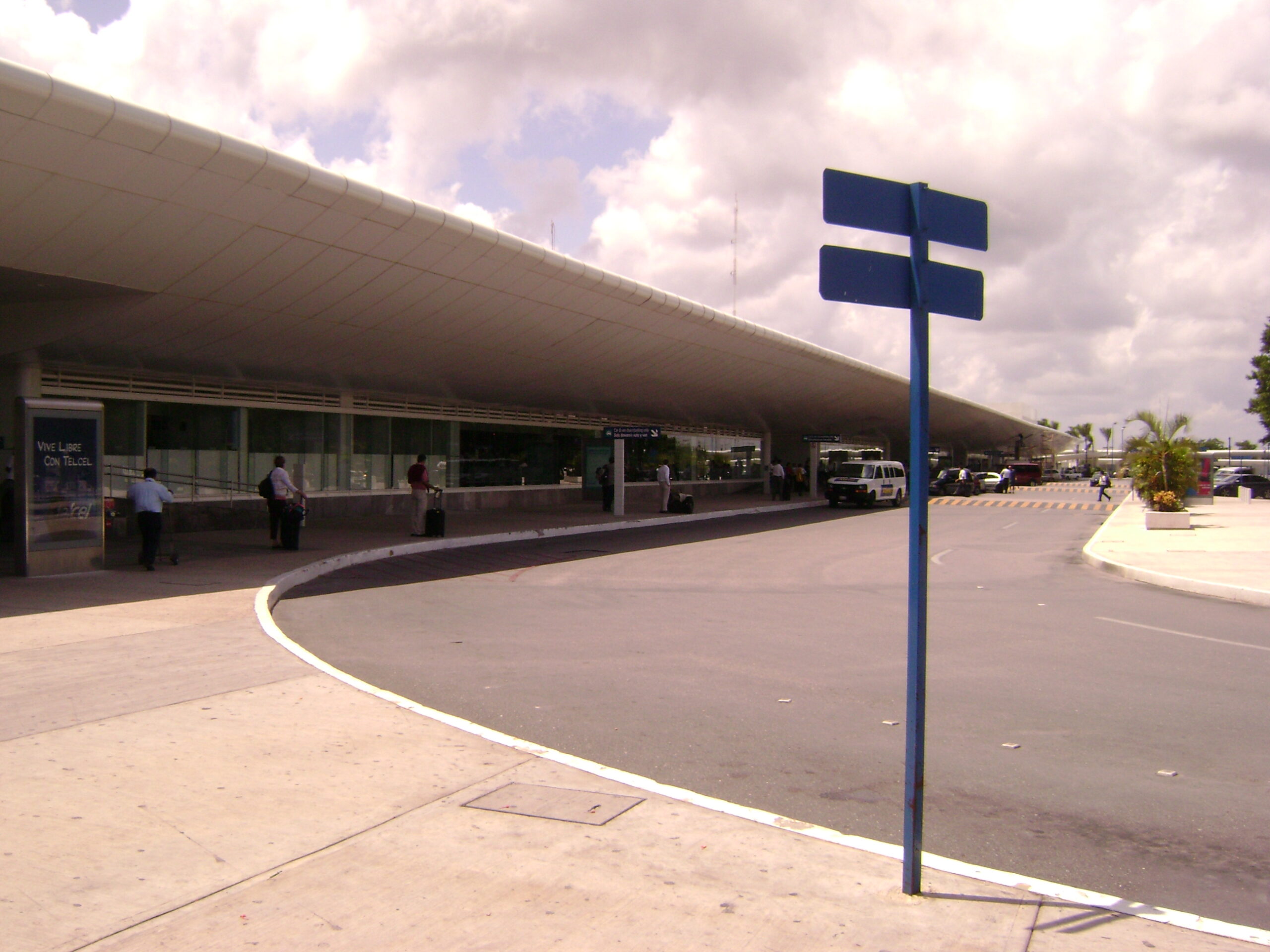 Exterior Del Aeropuerto Internacional De Cancún, Imagen De Archivo