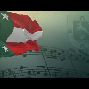 Una Imagen De Estilo Conmemorativo Donde Ondea La Bandera Del Estado De Yucatán En El Cuadrante Superior Izquierdo, Superpuesta A Un Pentagrama Con Notas Musicales Que Se Desvanece Hacia La Parte Inferior. A La Derecha, Enmarca La Composición El Escudo De Armas De Yucatán Con La Palabra &Amp;Quot;Yucatán&Amp;Quot; Debajo, Todo Sobre Un Fondo Degradado De Verde A Beige Con Una Textura Antigua.