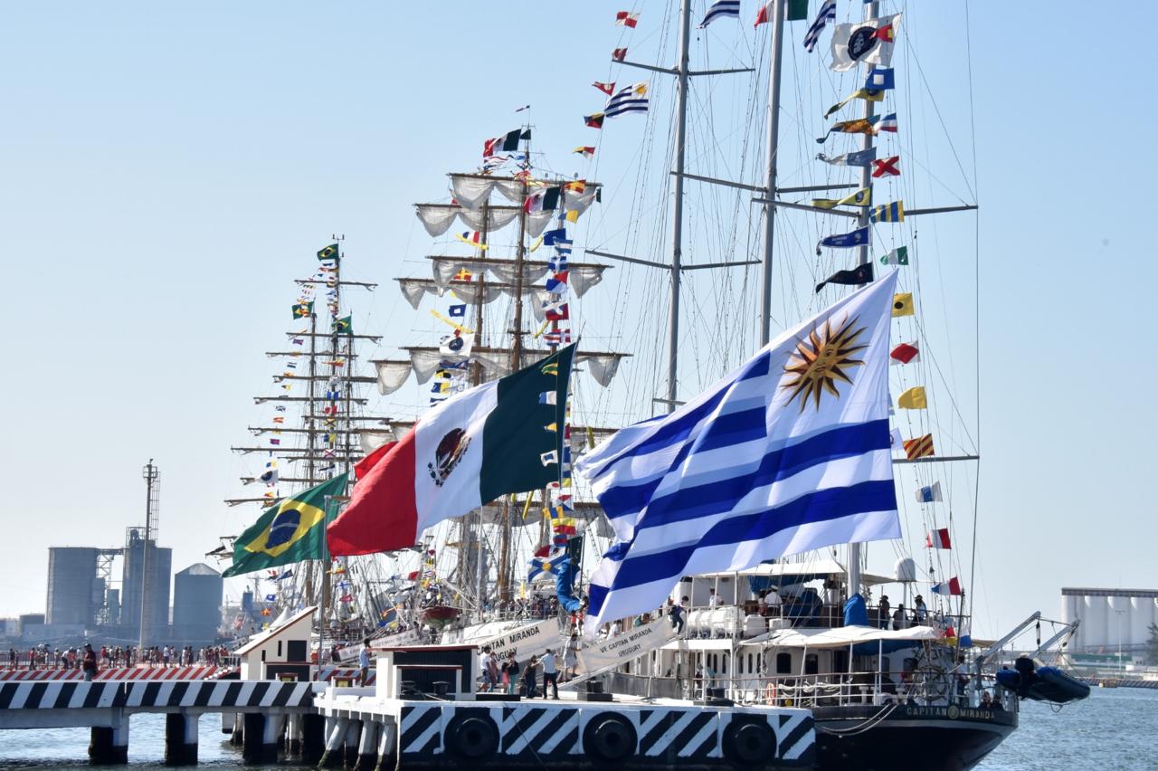 Buques Escuela Con Banderas De México, Brasil Y Uruguay En El Muelle