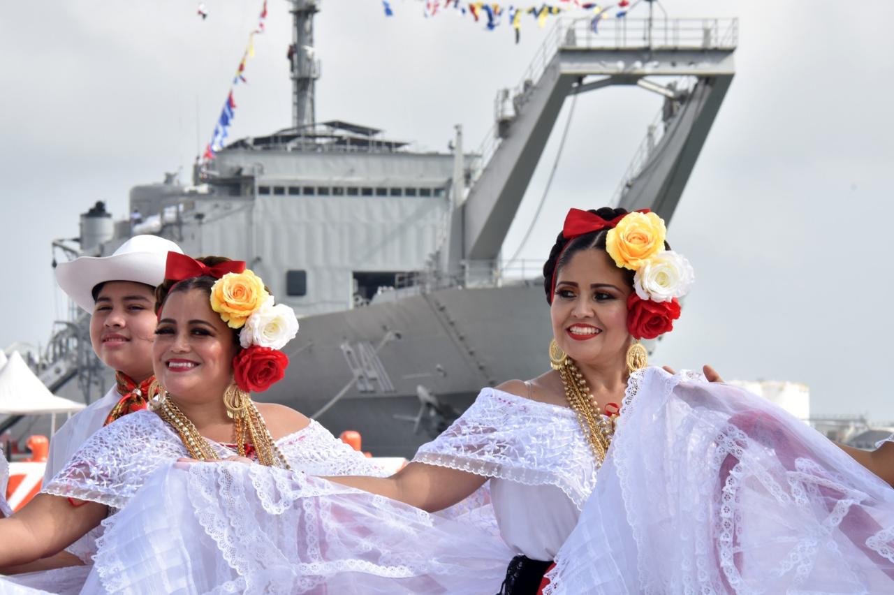 Velas latinoamérica 2027 llegará a veracruz del 9 al 12 de abril la revista del sureste mx Bailarines Con Indumentaria Tradicional Veracruzana Frente A Una Embarcación