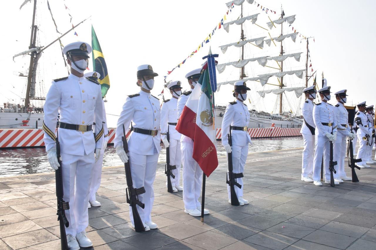 Velas latinoamérica 2027 llegará a veracruz del 9 al 12 de abril la revista del sureste mx Escolta Naval Con Bandera De México Frente A Los Veleros