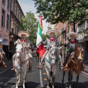 ¿por qué el charro mexicano no se quita el sombrero frente a la bandera o durante el himno nacional? La revista del sureste mx Por Qué El Charro Mexicano No Se Quita El Sombrero Frente A La Bandera Durante Un Desfile Cívico A Caballo.