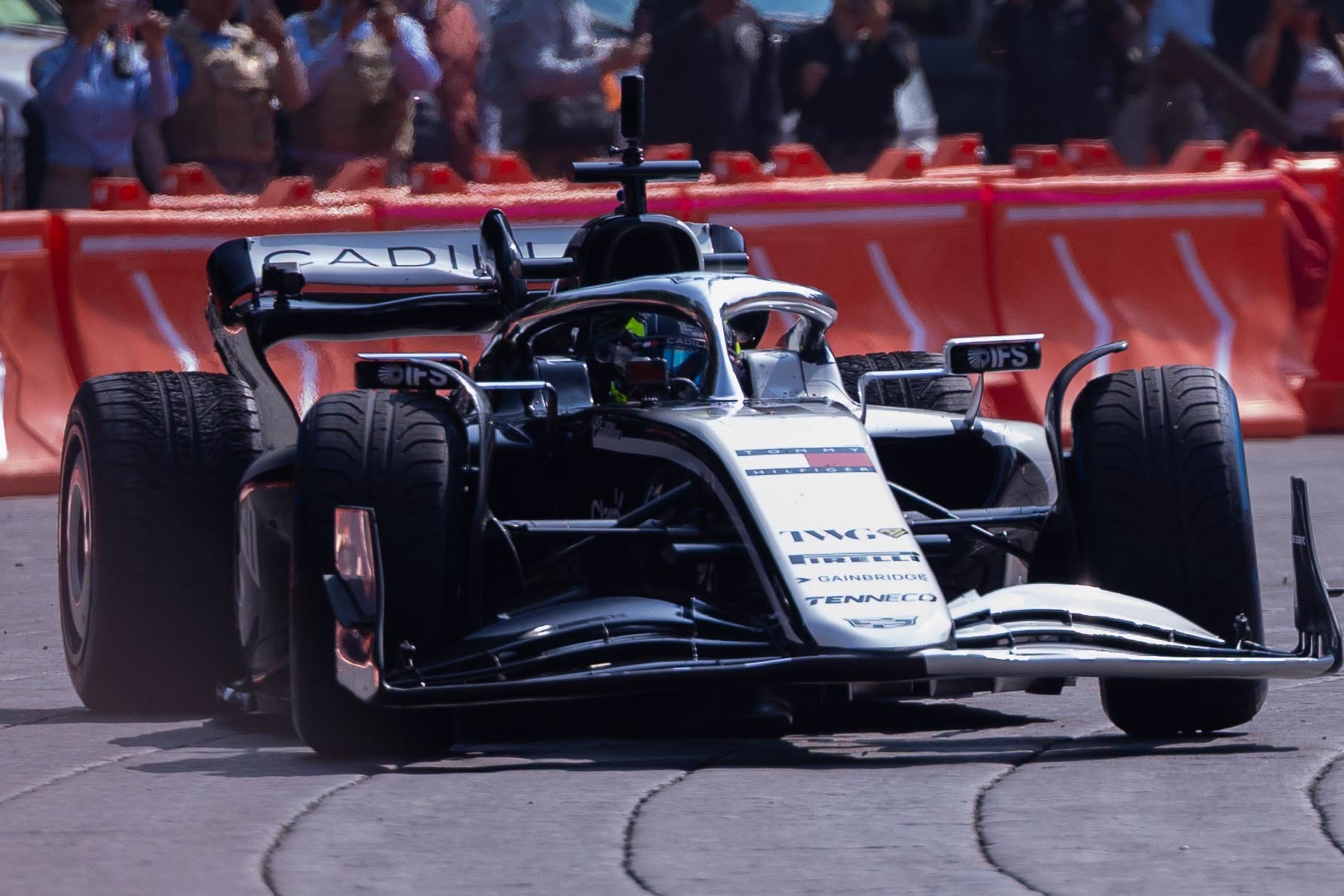 Checo Pérez Desata La Euforia En Paseo De La Reforma Tras Renovar Contrato Con Cadillac F1 Hasta 2029