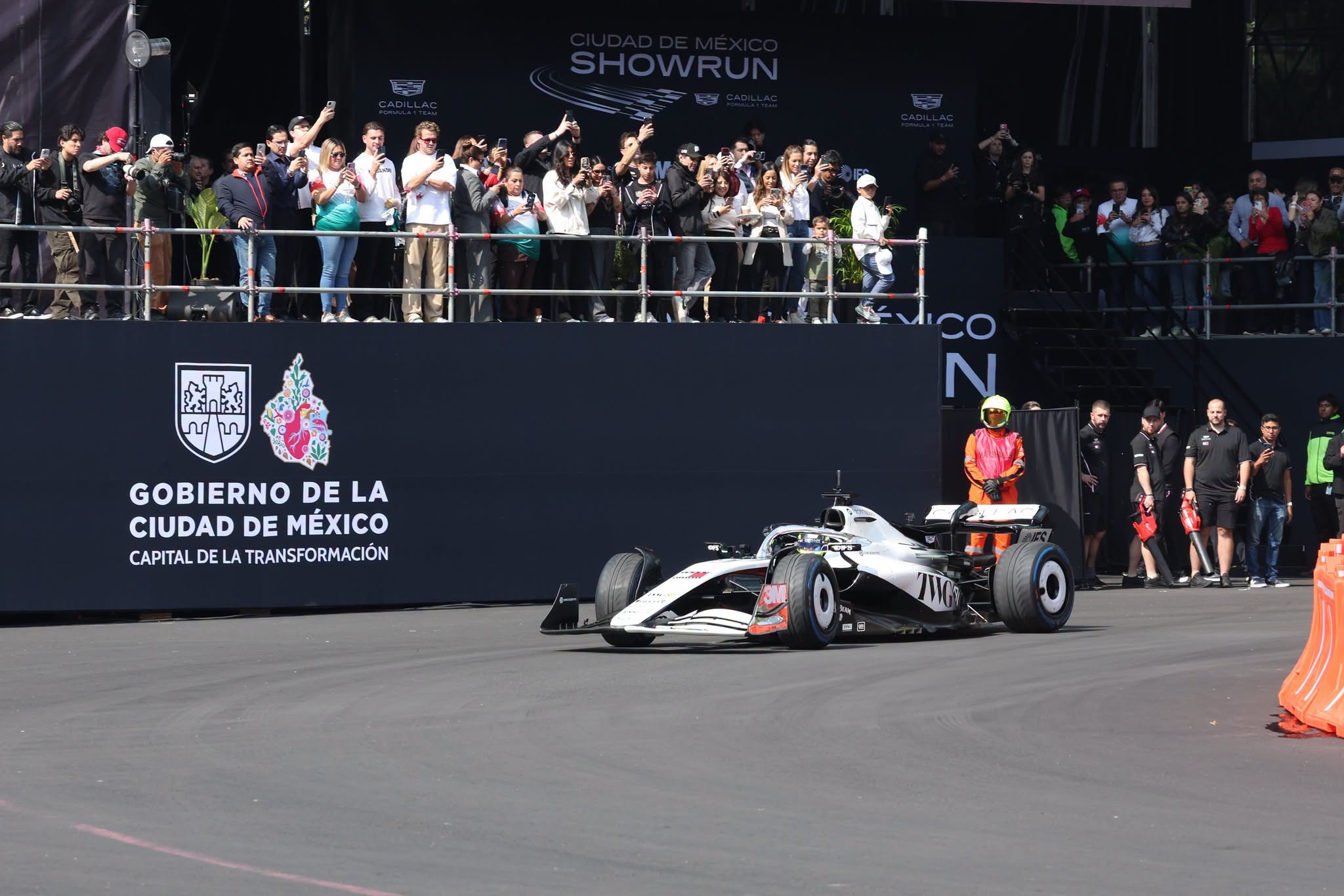 Checo Perez Desata La Euforia En Paseo De La Reforma Tras Renovar Contrato Con Cadillac F1 Hasta 2029 2