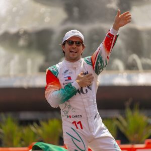 Checo Pérez Desata La Euforia En Paseo De La Reforma Tras Renovar Contrato Con Cadillac F1 Hasta 2029