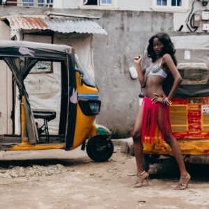 De los mercados de lagos a la cumbre de parís: el increíble cuento de hadas de rachel ojuromi, la modelo viral que conquistó a chanel la revista del sureste mx Cartel Oficial Promocional De La 1ª Pasarela De E-Catrinas En Tabasco, Un Evento Que Fusiona La Riqueza Cultural Del Día De Muertos Con El Compromiso Ambiental. La Imagen Destaca Una Catrina Caracterizada Luciendo Un Vestuario Sustentable Elaborado Con Materiales Reciclados Como Tapitas Plásticas Y Papel, Demostrando Cómo La Creatividad Artística Puede Alinearse Con La Preservación Del Entorno Natural. La Convocatoria, Abierta Hasta El 15 De Octubre, Invita A La Ciudadanía A Participar En Esta Iniciativa De &Amp;Quot;Moda Con Conciencia&Amp;Quot;.