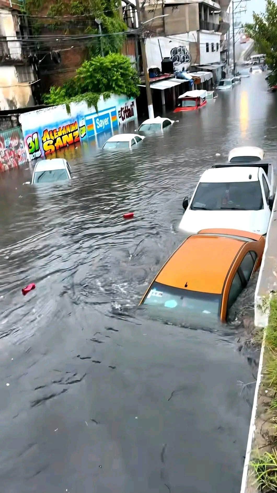 Héroes sin capa en acapulco: buscan a chofer y ciudadanos que salvaron a madre e hija de una inundación la revista del sureste mx Héroes Sin Capa En Acapulco Buscan A Chofer Y Ciudadanos Que Salvaron A Madre E Hija De Una Inundación