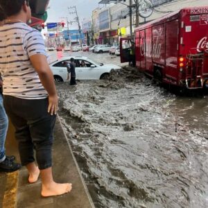 Héroes sin capa en acapulco: buscan a chofer y ciudadanos que salvaron a madre e hija de una inundación la revista del sureste mx Héroes Sin Capa En Acapulco Buscan A Chofer Y Ciudadanos Que Salvaron A Madre E Hija De Una Inundación