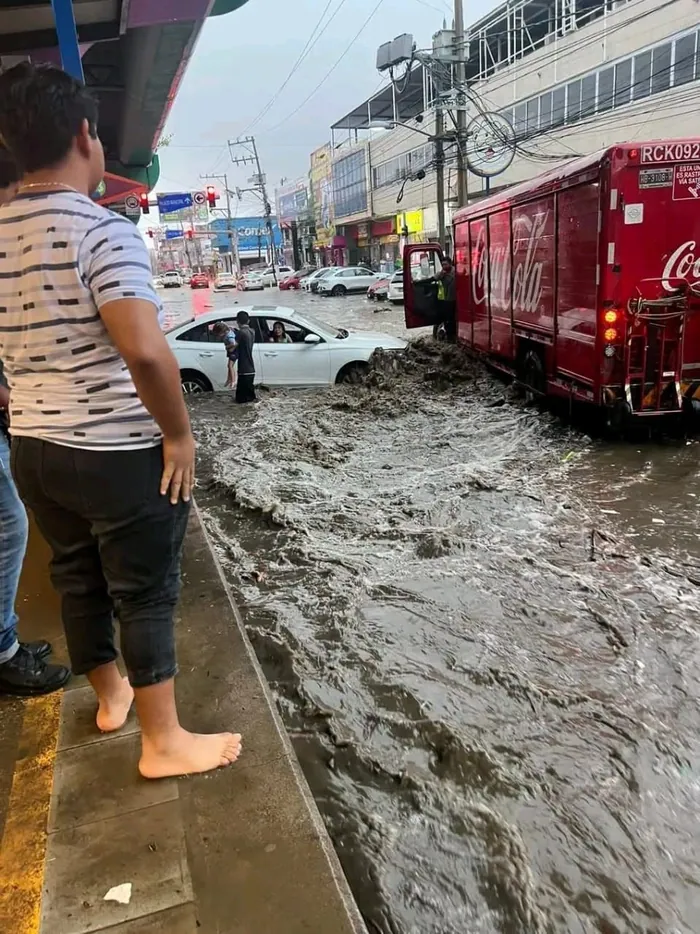 Héroes Sin Capa En Acapulco Buscan A Chofer Y Ciudadanos Que Salvaron A Madre E Hija De Una Inundación